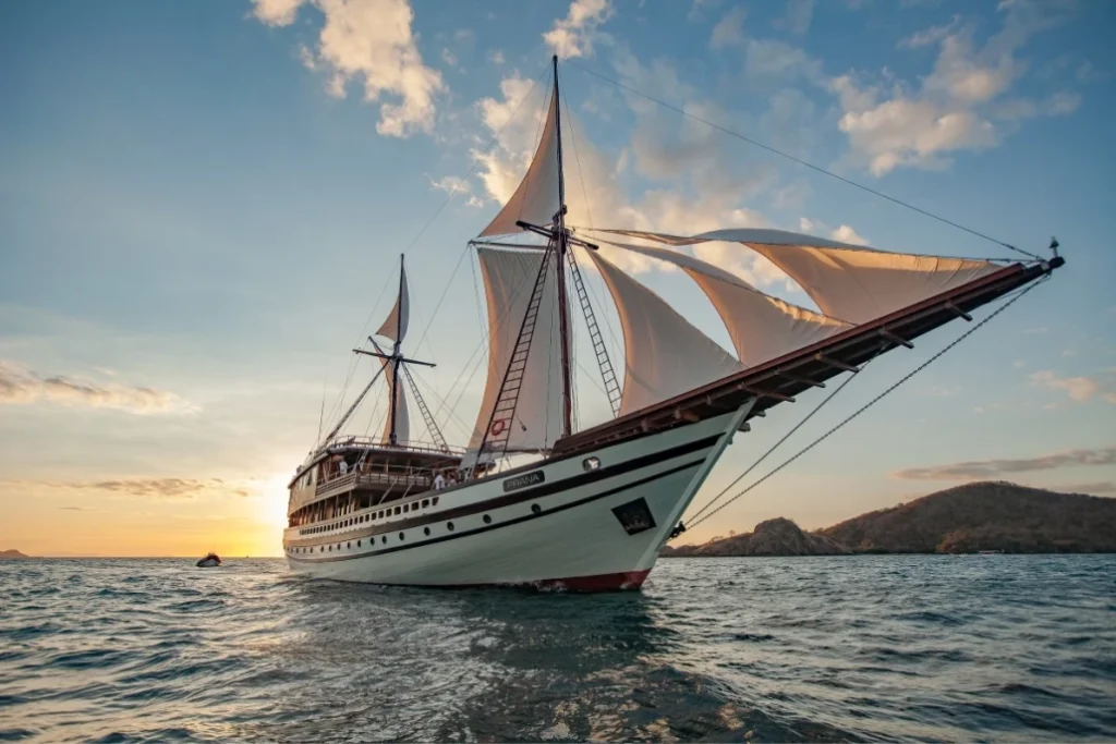 Prana Liveaboard sailing into Indonesian seas